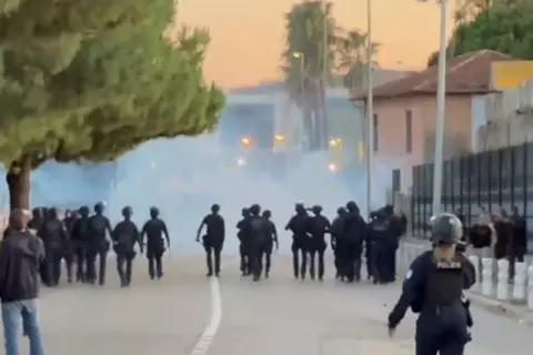 الفوضى تسبق صافرة البداية.. أحداث شغب تعكر أجواء مباراة نيس وروما بالدوري الأوروبي